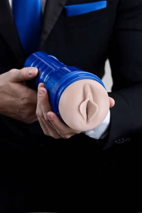 Masturbatoren / Taschenvagina / Taschenmuschi Fleshlight Boost Bang Light Medium Flesh - Intensive Stimulation dank innovativer Struktur und individuell einstellbarem Sauggefühl. Echt wirkende Fleshlight Vagina aus körperfreundlichem SuperSkin-Material.