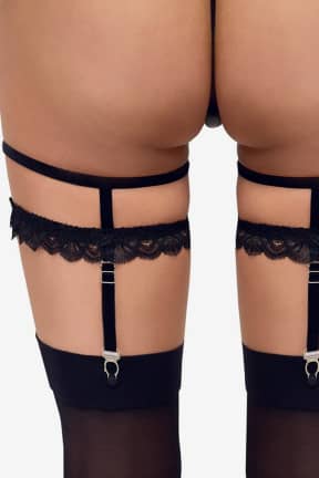Dessous Cottelli Accessoires - Velvet And Lace Suspender Garters - Black - L/XL - Samt und Spitze schmiegen sich an dich - mit Vintage-Flair und purem Luxusgefühl. Verstellbare, abnehmbare Straps halten deine Halterlosen sicher mit starken Metallclips.