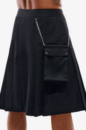 Dessous Svenjoyment - Kilt - Black - Sitzt sicher mit Druckknöpfen und verdecktem Reißverschluss - und fühlt sich herrlich frech an.  
Abnehmbare Tasche mit Kette für das Nötigste, robust und einfach in der Maschine waschbar.