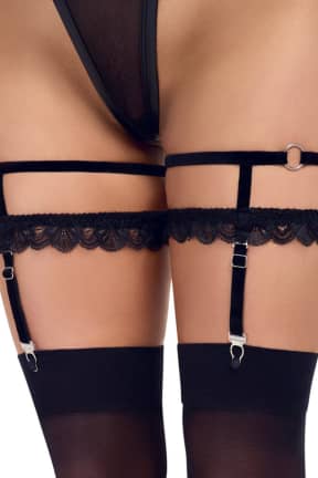 Dessous Cottelli Accessoires - Velvet And Lace Suspender Garters - Black - Samtweich mit zarter Spitze - für einen Look, der sofort Lust auf mehr macht. Verstellbare, abnehmbare Straps mit Metallclips halten Deine Strümpfe sicher in Position.