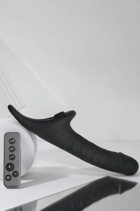 Strap-On-Me - Multi Orgasm Realistic Dildo - Black - M - Dieser Dildo sitzt sicher ohne Harness und verwöhnt Euch mit 3 Motoren nach Lust. Per Fernbedienung wählst Du 27 Kombis, wasserdicht und wiederaufladbar.