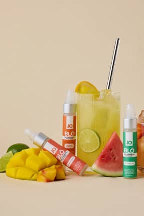 Alle System JO - BLŌ Oral Pleasure Gel Mango Peach - 30ml - Dickes, nicht klebriges Gel mit Mango-Pfirsich-Geschmack – bleibt da, wo es soll. Wasserbasiert, kondom- & toyfreundlich, leicht abwaschbar und mit sauberem Finish.