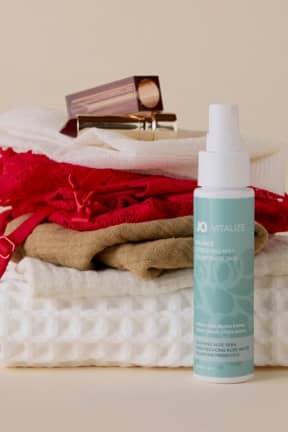 Alle System JO - Vitalize Balance Intimate Mist - 60ml - Neutralisiert Gerüche statt sie zu überdecken – pH-ausbalanciert, mit Prebiotika. Schnell trocknender Rosenspray mit Aloe & Vitamin E für frische, weiche Haut unterwegs.