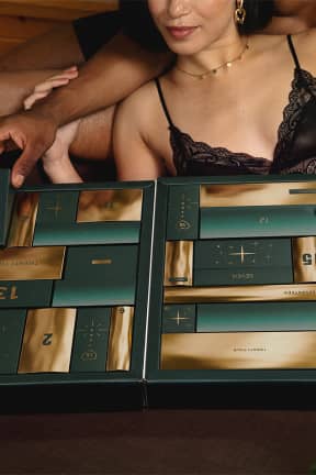 Sexleksaker för kvinnor LoveBoxxx - Naughty & Nice Advent Calendar 2026 - 24 Tage prickelnde Überraschungen: Toys, Gleitmittel, Spiele & Care mit starkem Gesamtwert. Diskret verpackt im edlen Holiday-Design – jeden Tag ein kleines Wow fürs Bauchkribbeln.