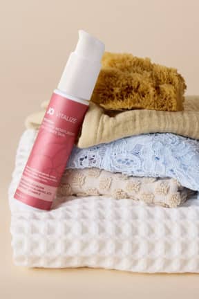 Alle System JO - Vitalize Nourish Moisturizer - 60ml - Zieht blitzschnell ein und schenkt sanfte Feuchtigkeit – ganz ohne Kleben oder Fettfilm. pH-ausgeglichen mit Hyaluron, Squalan & Vitamin E für spürbar mehr Wohlgefühl im Alltag.