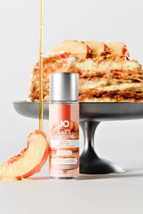 Alle System JO - Bake Shoppe Peach Cobbler Lubricant - 60ml - Samtig-leichtes Gleitgel mit verführerischem Pfirsich‑Gebäck‑Geschmack – süß, aber zuckerfrei. Kondom- und toyfreundlich, ohne Parabene oder Propylenglykol – für sorgloses Spiel.