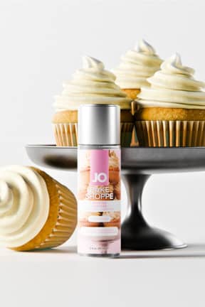Alle System JO - Bake Shoppe Frosted Cupcake Lubricant - 60ml - Dessert-Flavor nach Frosted Cupcake mit seidig leichtem Gleitgefühl. Zuckerfrei, vegan, kondom- und toyfreundlich – und mit Wasser fix abspülbar.