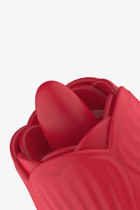 Teazers – Rose Thrusting Dildo Vibrator – Red - Synchrones Stoßen innen und sanft vibrierende Rosen-Zunge außen - für Wellen purer Lust. USB-ladbar, wasserdicht und mit starken Modi, damit Du jederzeit nachlegen kannst.