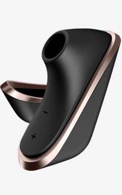 Sexleksaker för kvinnor Satisfyer Traveler - Black - Kontaktleichtes Air-Pulse-Flüstern trifft Dich punktgenau - mit 11 Intensitäten. Kompakt, wasserdicht und mit Magnetkappe ready für unterwegs - leise, hygienisch, aufladbar.