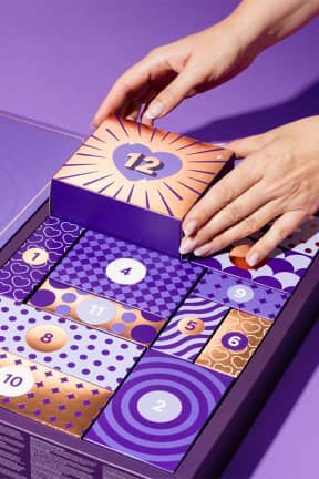 Analplugs Lovehoney - Advent Calendar Indulge (12 days) - 12 Überraschungen für mehr Lust und Self‑Care – hygienisch, body‑safe und sofort startklar. Ein Premium‑Toy plus Mini‑Wand, Plug, Kegel‑Balls, Gleitgel & Wipes – mit starkem Sparvorteil.