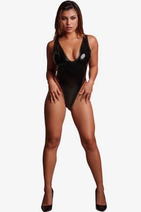 Dessous Le Désir - Vixen - Extreme High Leg Wet Look PVC Body - One Size - Black - Glänzender Wetlook-PVC schmiegt sich eng an und fühlt sich herrlich provokant an. Extreme High-Legs strecken optisch Deine Beine und liefern einen Wow-Look fürs Foto.