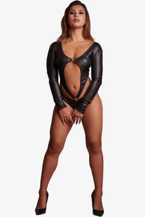 Dessous Le Désir -  Mollie - PVC Crotchless Body - One Size - Black - Glänzender Wet-Look, der sofort elektrisiert und Deinen Look mutig aufdreht. Offener Schritt für schnelle Nähe, ohne Ausziehen - einfach weiter genießen.