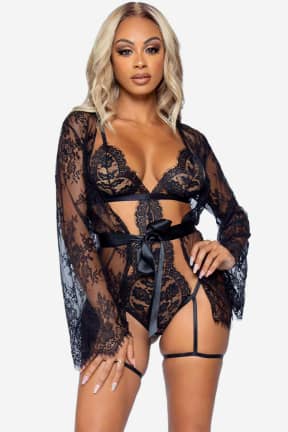 Dessous Leg Avenue - Garter Teddy with String Back and Robe Black - Transparente Wimpernspitze mit Strapsen kitzelt die Fantasie und sitzt dank verstellbarer Träger perfekt. Mit passendem Kurz-Bademantel und Schleife bist Du in Sekunden bereit zum Verführen.